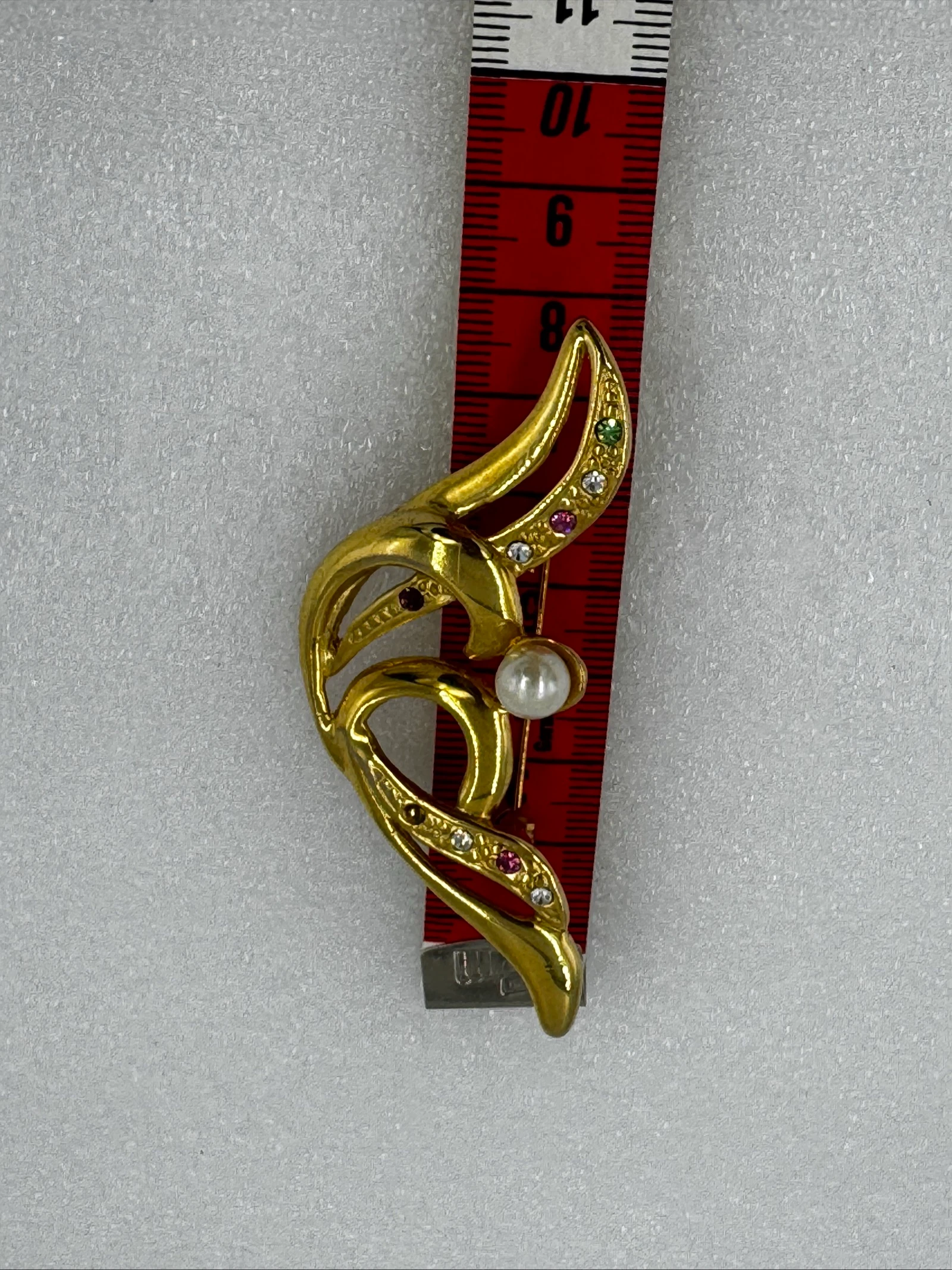 Broche dorada con perla y piedritas de colores – photo 3